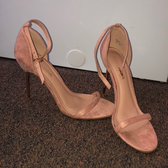 Fashionnova heals - Picture 2 of 4